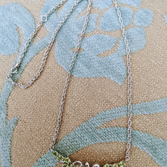 New rhodium plated peridot necklace - Picture 3 of 3